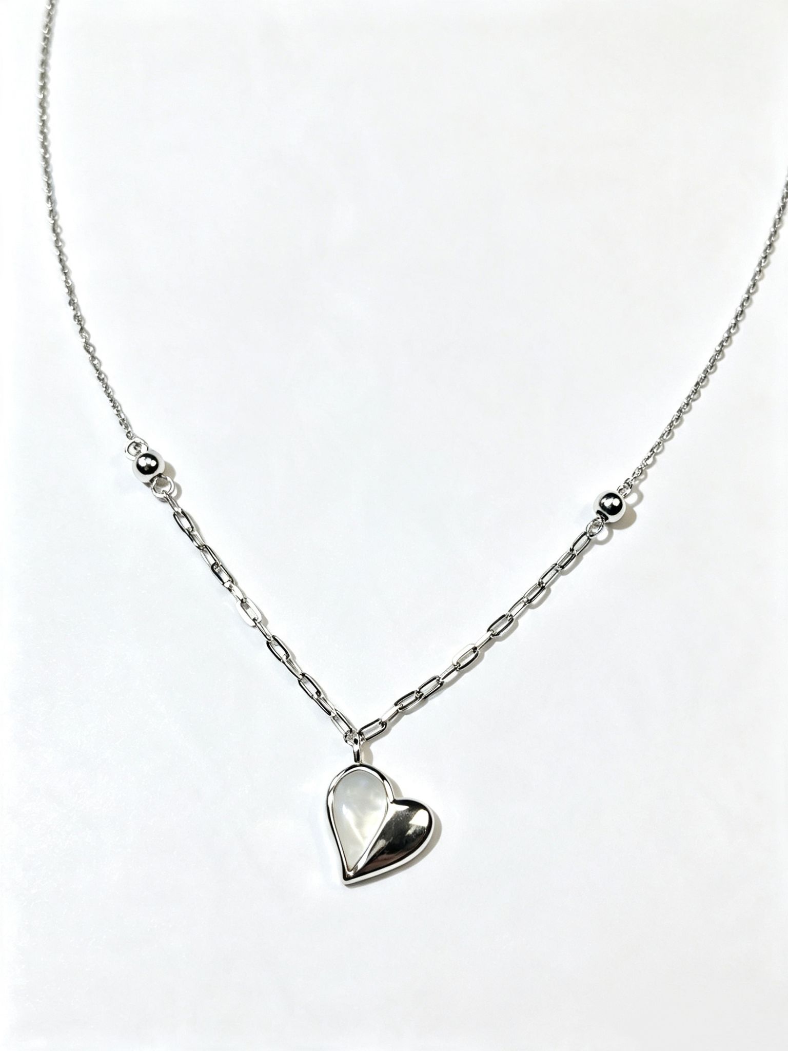 Collar de plata en forma de corazón y dos tonos