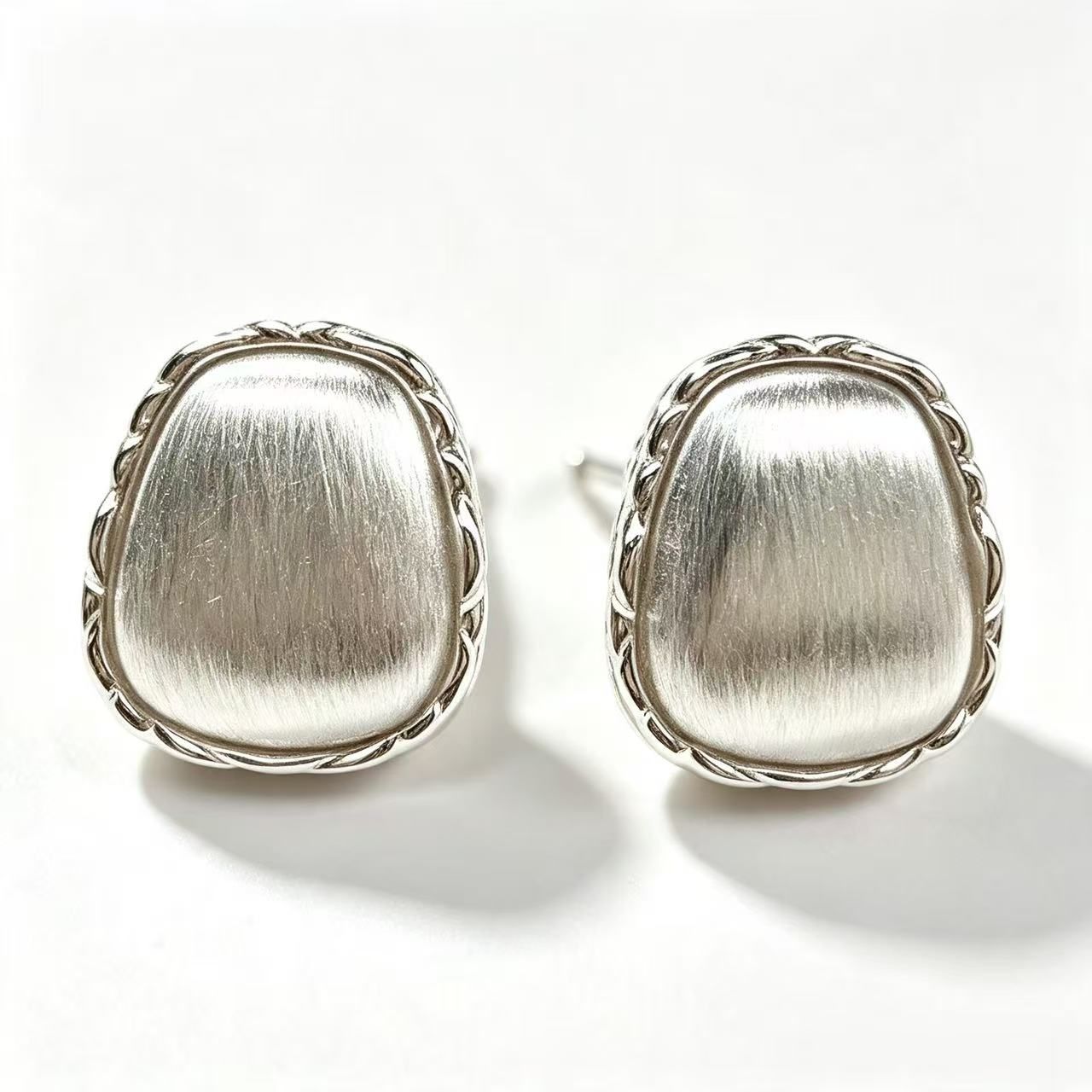 Boucles d'oreilles carrées à finition brossée