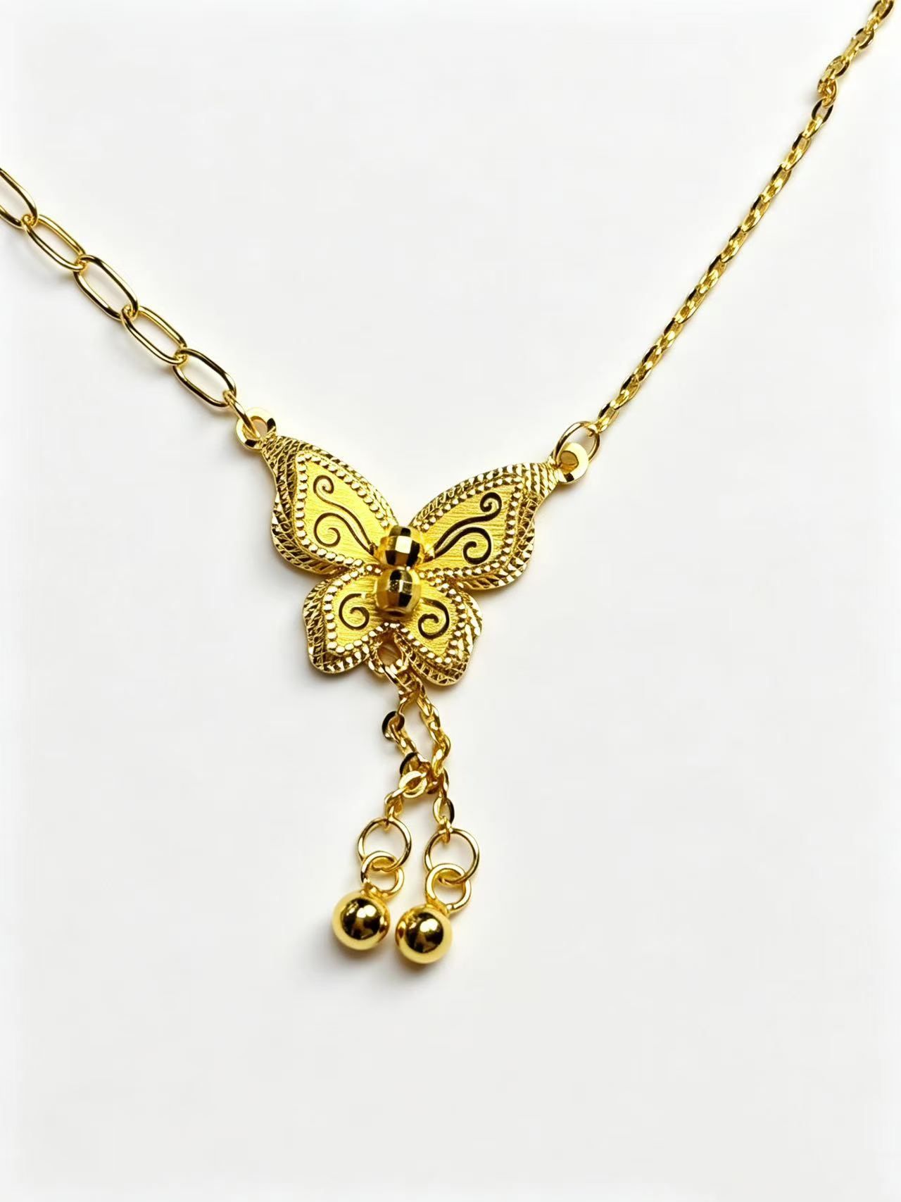 Collier à pampilles papillon et clochette