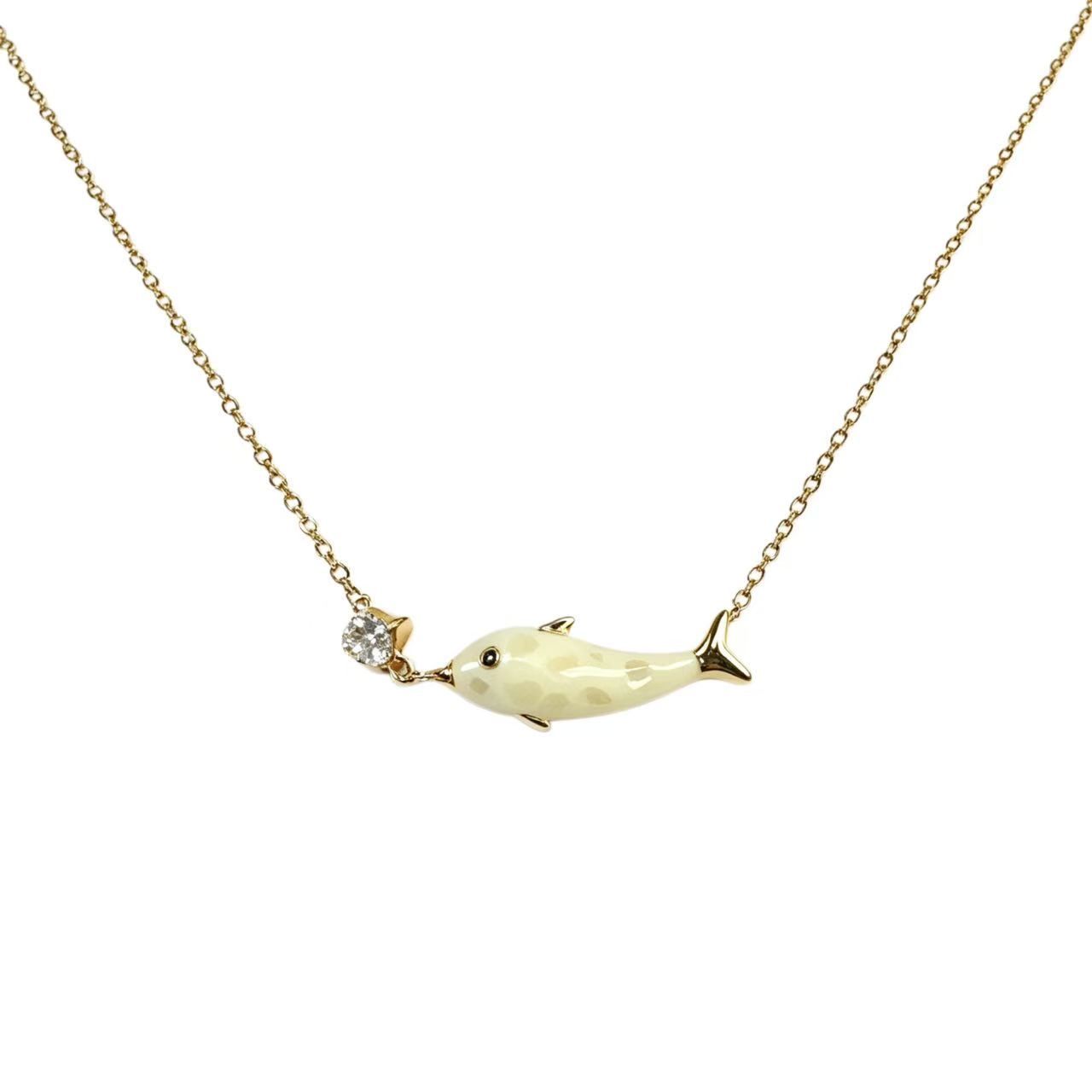 Collar con colgante de delfín esmaltado