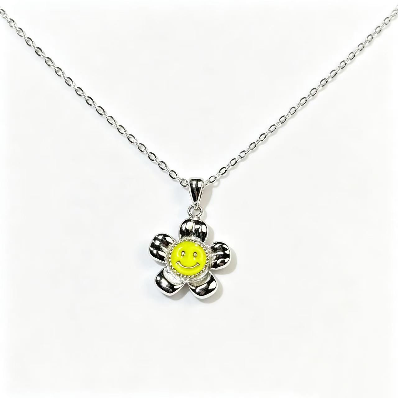 Collar de esmalte con una flor de cara sonriente