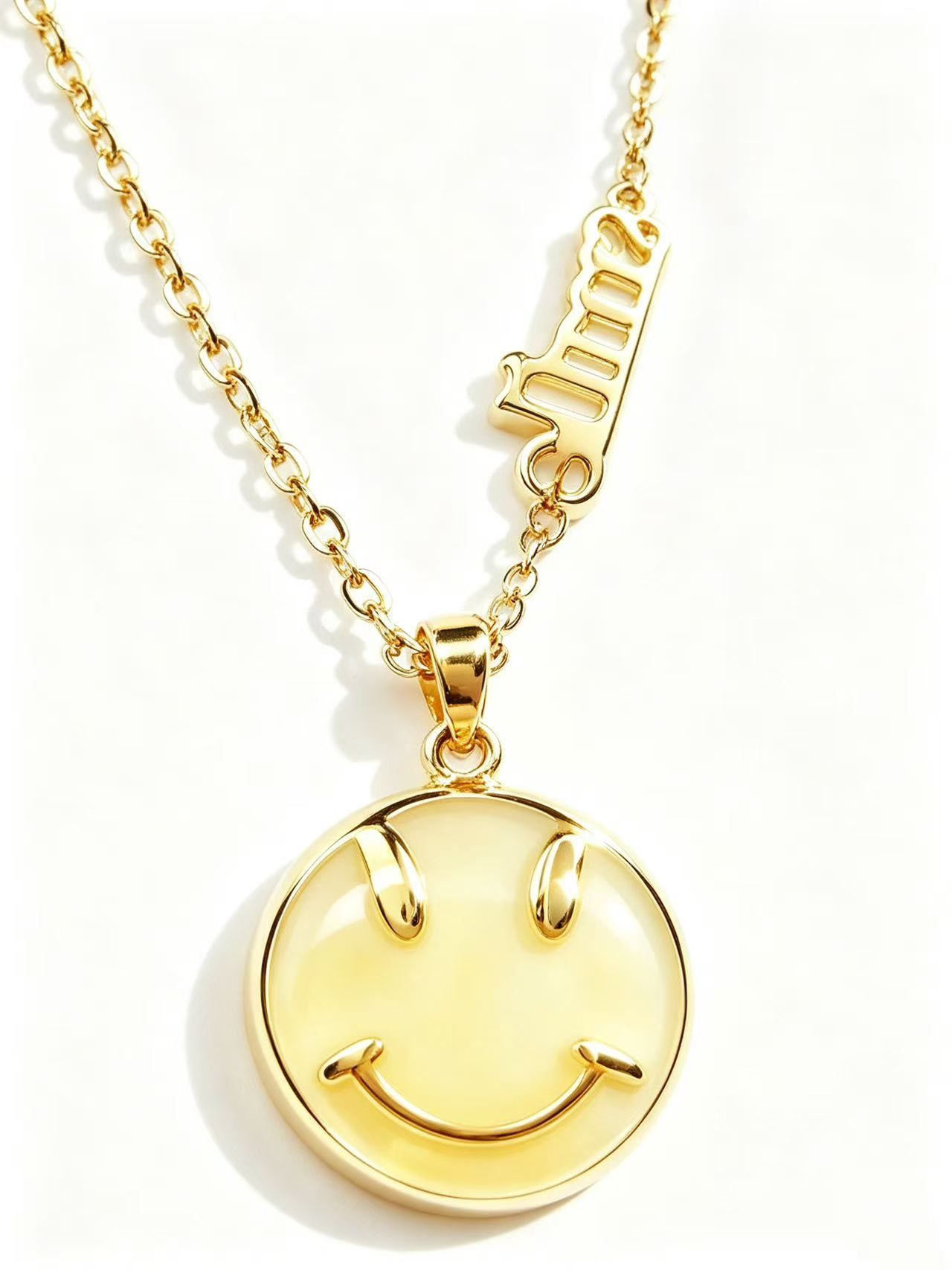 Collier avec pendentif rond en forme de visage souriant