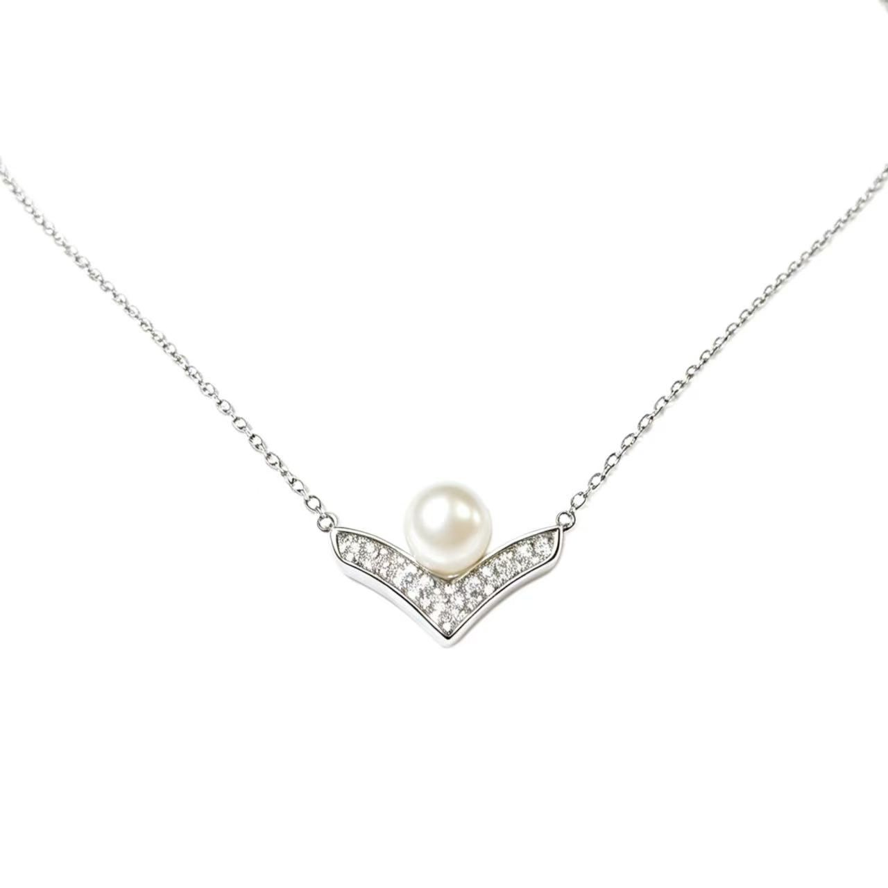 V-shaped pearl necklace