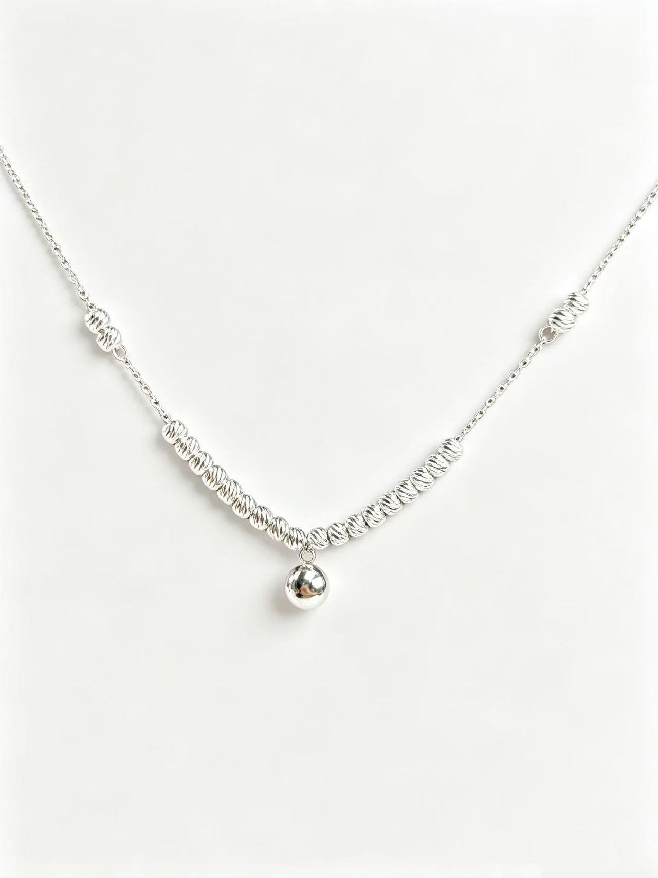 Collar con colgante de bola de plata