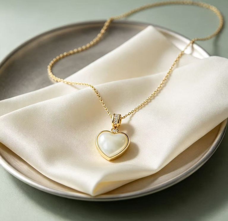 Collier avec incrustation de fritillaire en forme de cœur 4
