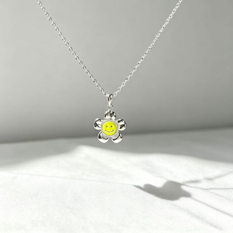 Collar de esmalte con una flor de cara sonriente 2