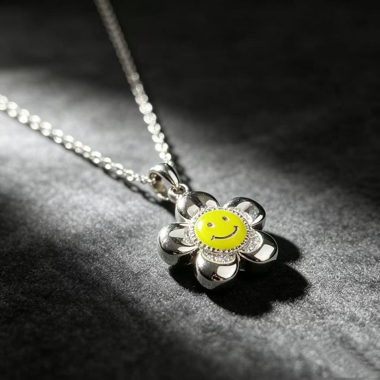 Collar de esmalte con una flor de cara sonriente 3