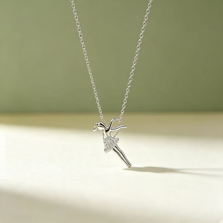 Collier avec pendentif incrusté représentant une danseuse 2