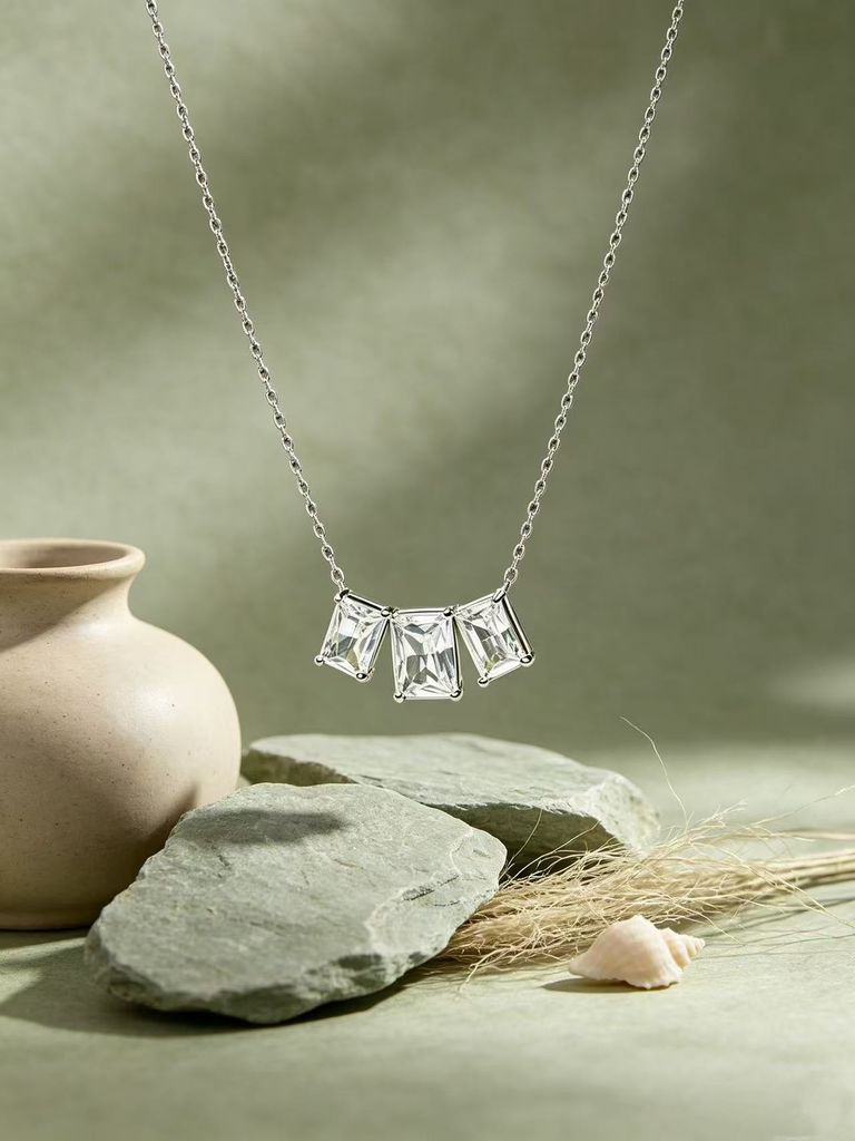 Collier avec zircon rectangulaire 2